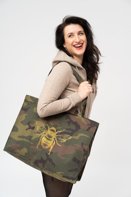 Große Tasche in Militär-Look und einer goldenen Biene