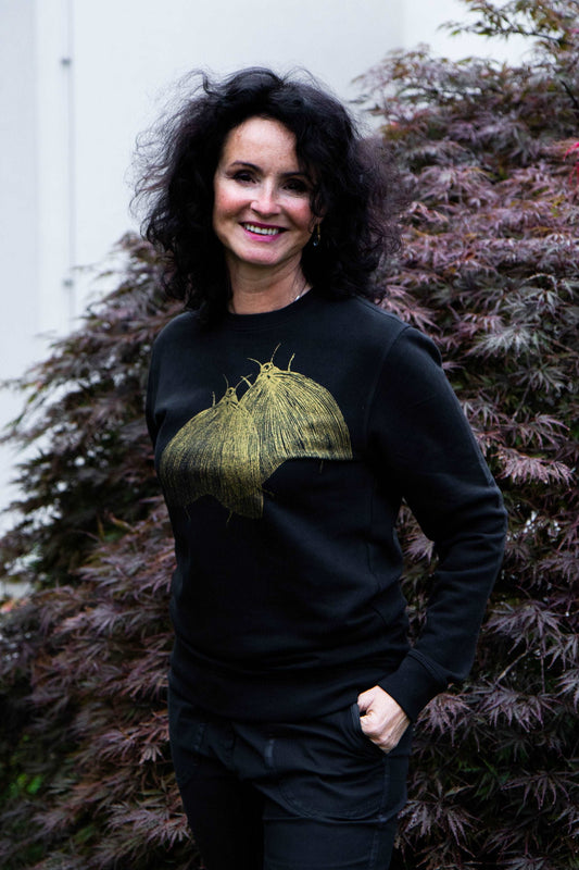 Schwarzer Pullover, Motten in glitzergoldener Farbe, 300g Bio-Baumwolle