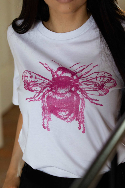 T-Shirt mit einer pinken Biene Doppeldruck – Unisex-Modell/ 100% Bio-Baumwolle