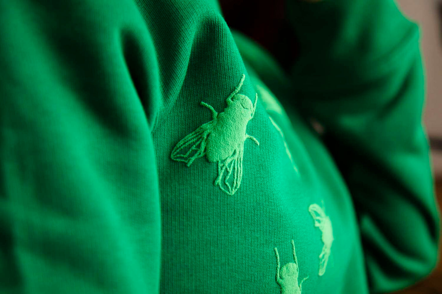 Grüner Pullover mit 3D-Print von Fliegen, Unisex Modell aus 300g Bio-Baumwolle