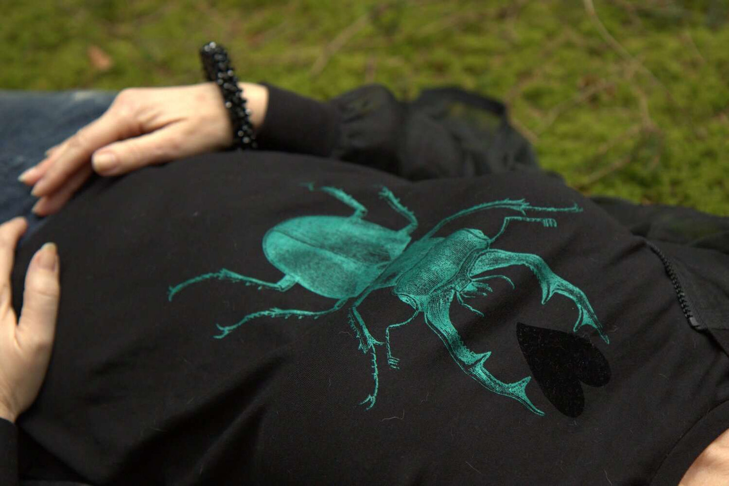 Glitzender grüner Skarabäus mit schwarzem Plüschherz, Damen Modell, 120g Baumwolle