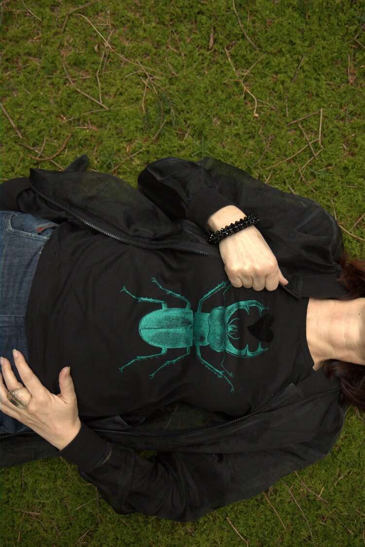 Glitzender grüner Skarabäus mit schwarzem Plüschherz, Damen Modell, 120g Baumwolle