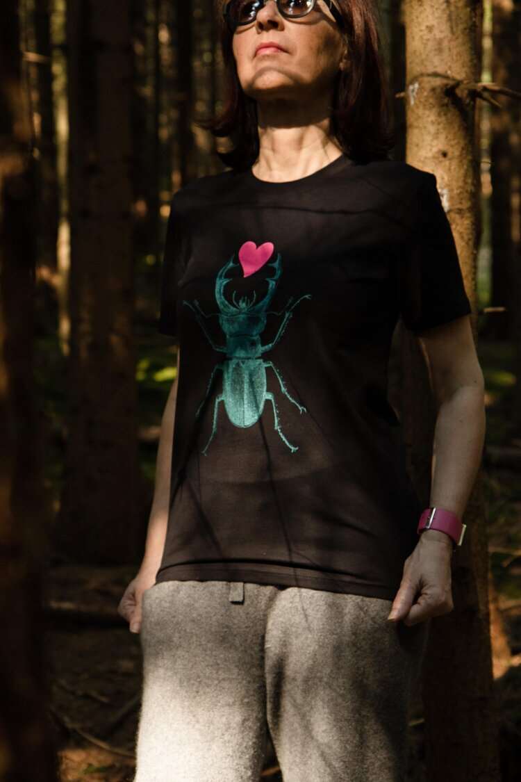 Glänzender türkisfarbener Skarabäus mit rosa Plüschherz (180g Baumwolle), Unisex-Modell