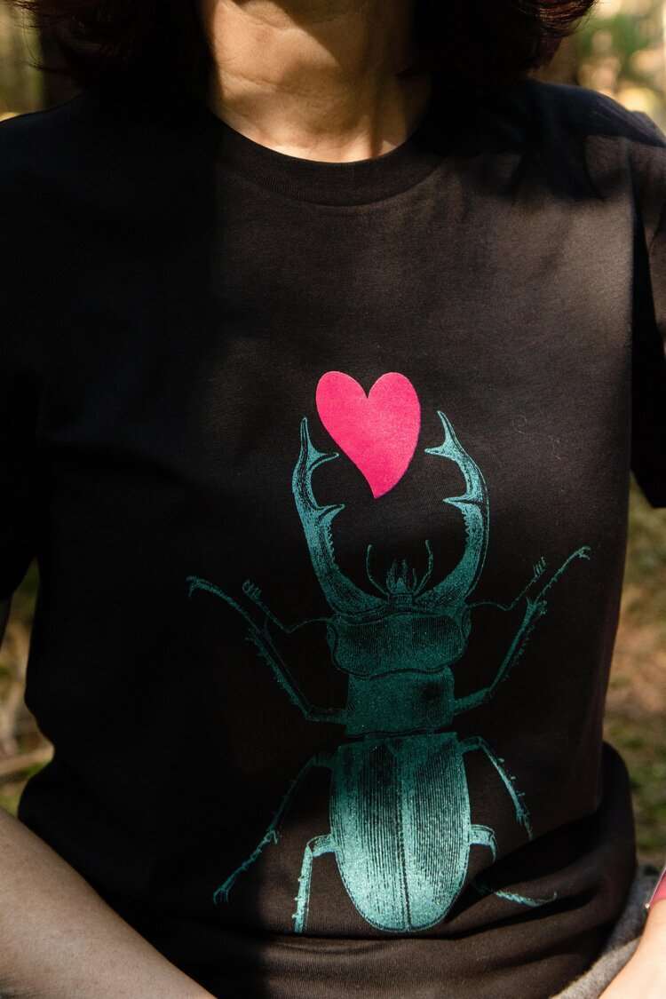 Glänzender türkisfarbener Skarabäus mit rosa Plüschherz (180g Baumwolle), Unisex-Modell