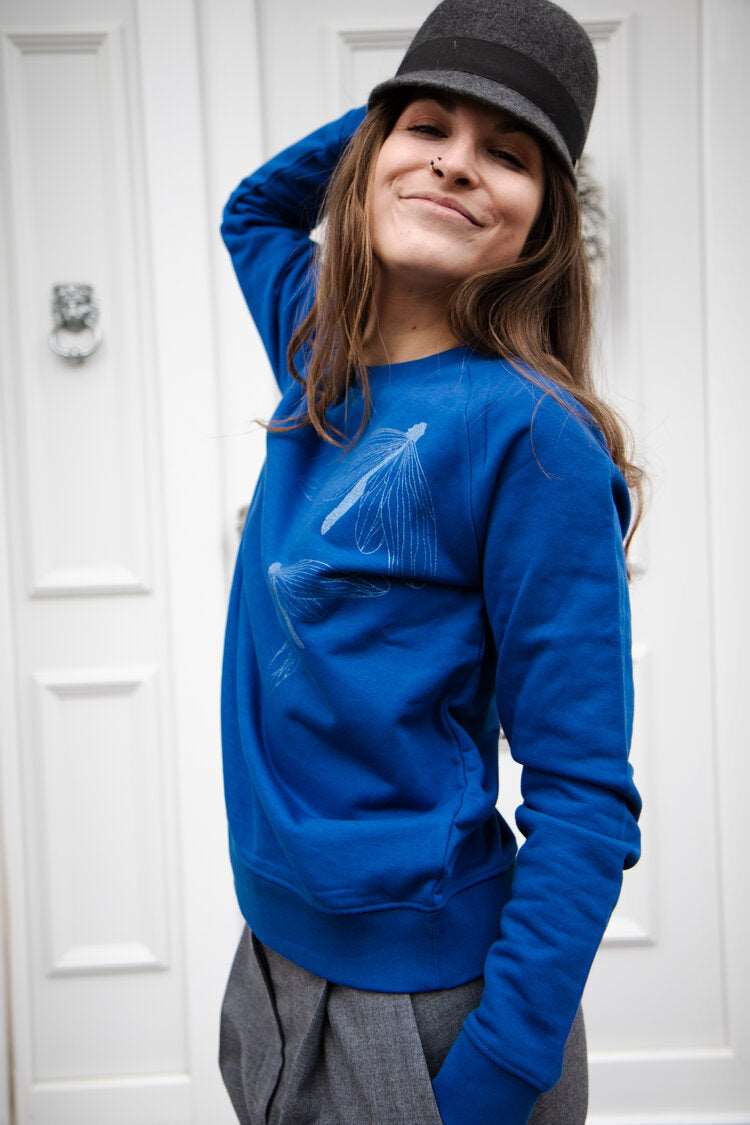 Parisblauer Pullover und drei silberne Schmetterlinge (Damenmodell, 300g BioBaumwolle)