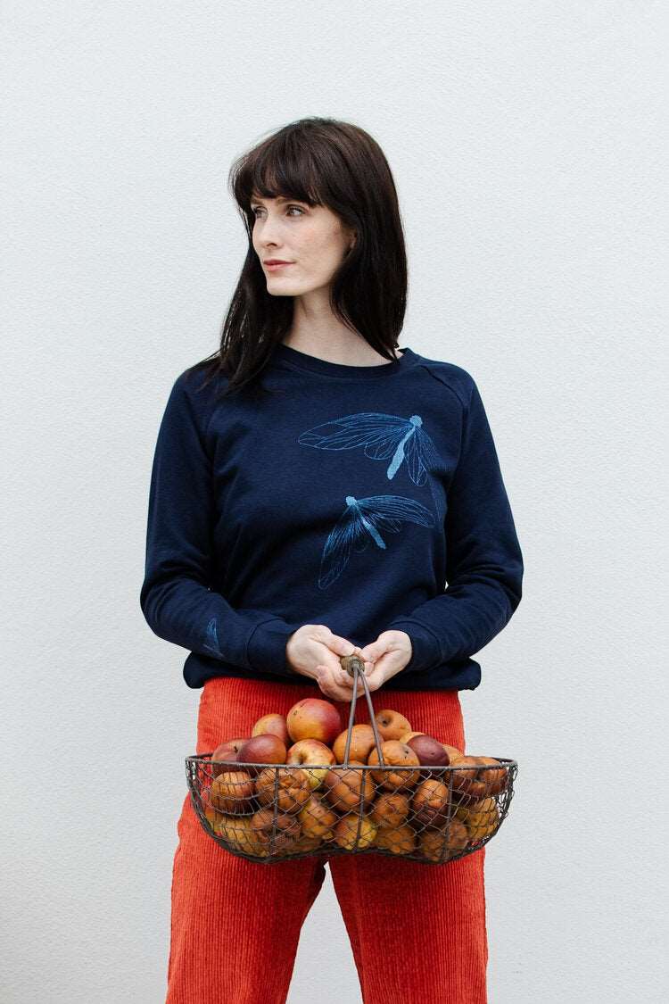Dunkelblauer Pullover mit glitzernden Schmetterlingen – Bio-Baumwolle