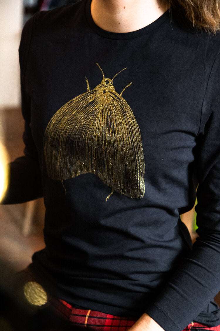 Goldene Motte auf einem schwarzen T-Shirt/  Langarm
