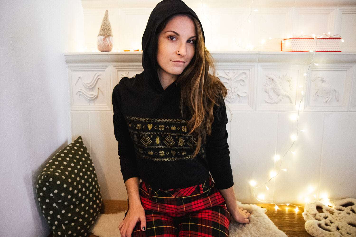 Norwegisches Muster mit Divine Bugs anstelle von Hirsch in Gold auf einem T-Shirt mit Kapuze