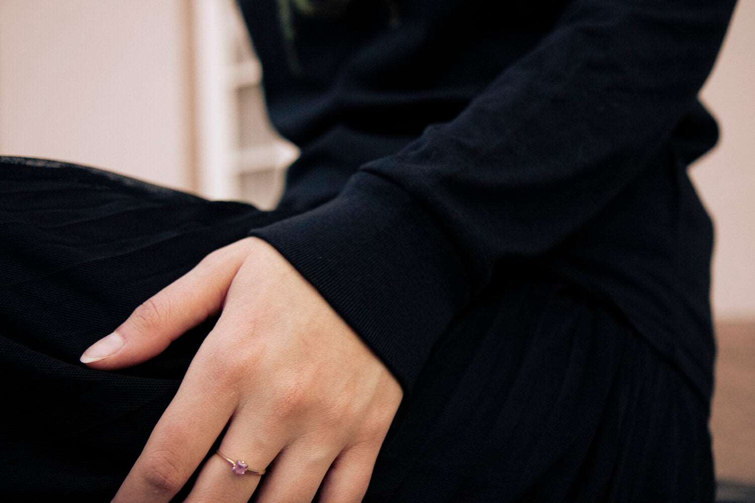 Norwegisches Muster mit Divine Bugs anstelle von Hirsch in Gold auf einem T-Shirt mit Kapuze