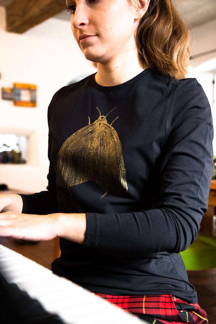 Goldene Motte auf einem schwarzen T-Shirt/  Langarm