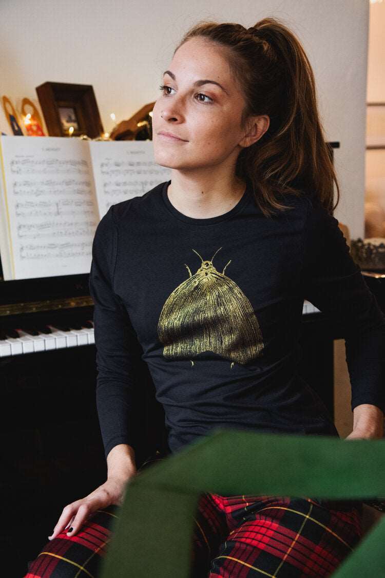 Goldene Motte auf einem schwarzen T-Shirt/  Langarm