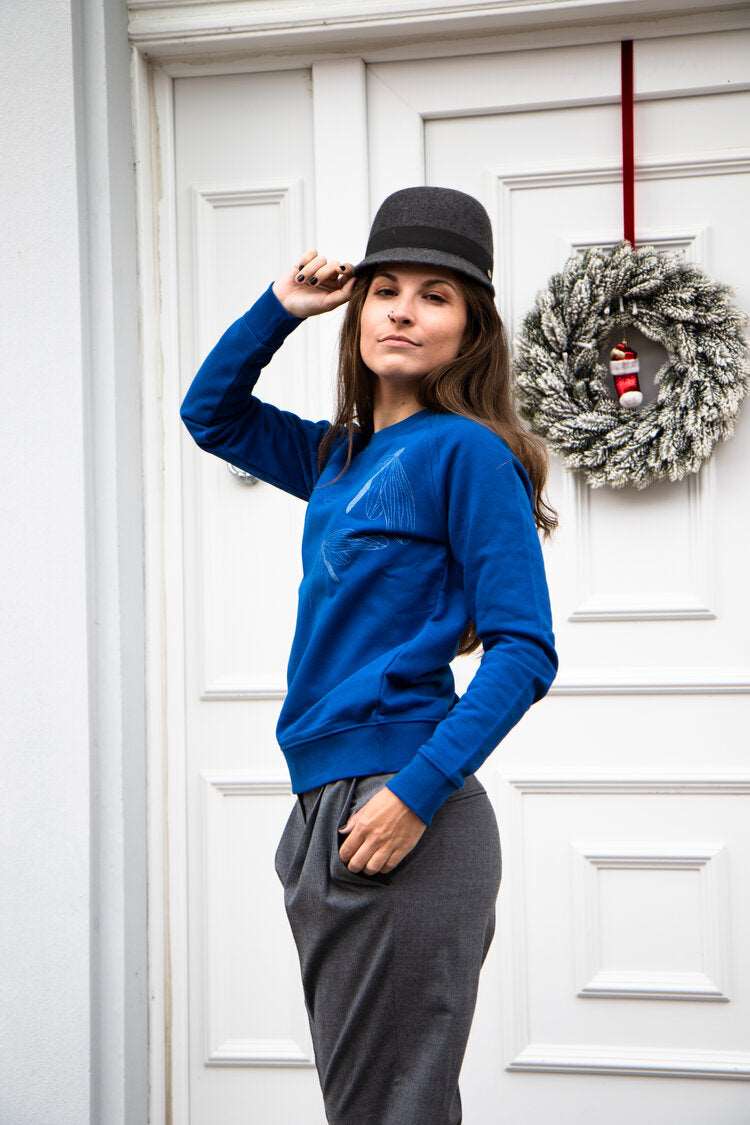 Parisblauer Pullover und drei silberne Schmetterlinge (Damenmodell, 300g BioBaumwolle)