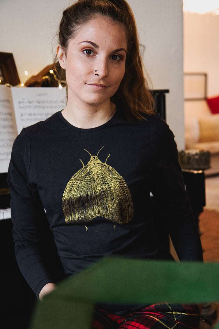 Goldene Motte auf einem schwarzen T-Shirt/  Langarm