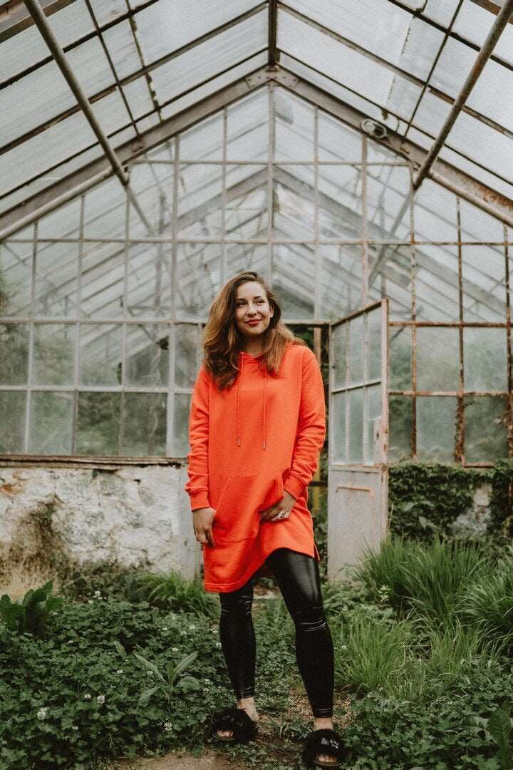 Orangefarbenes Hoodie-Kleid für Damen mit glänzenden schwarzen Käfer auf der Rückseite / Bio-Baumwolle