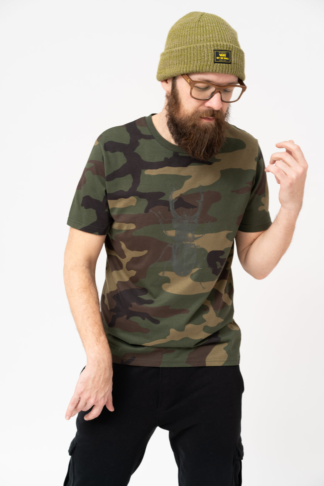 Herren T-Shirt aus Bio-Baumwolle - Camouflage-Muster mit verstecktem Skarabäus