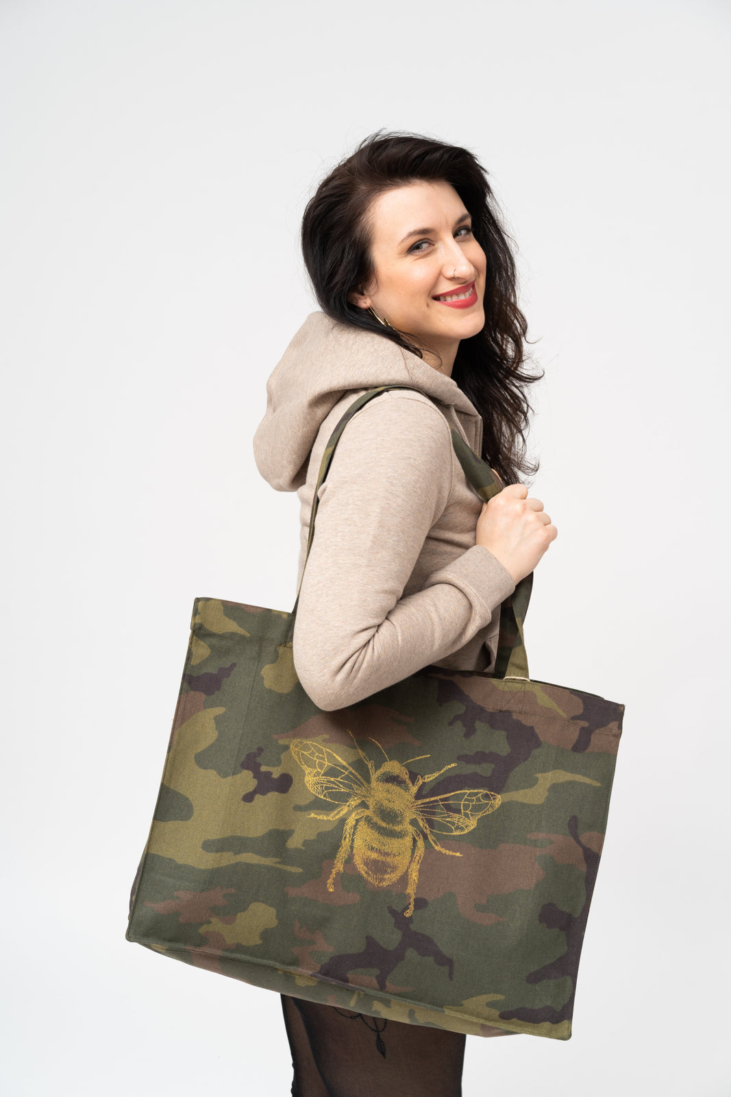 Große Tasche in Militär-Look und einer goldenen Biene