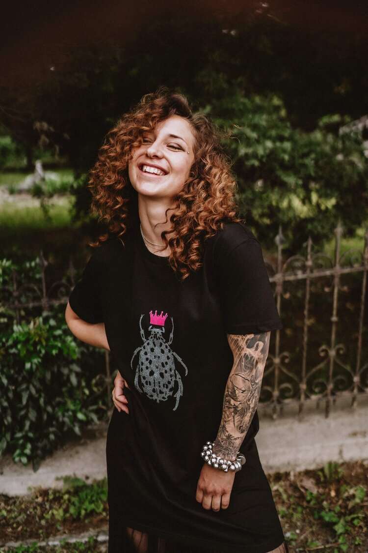 Schwarzes T-Shirt-Kleid Gländzender Käfer mit rosa Krone – Kurzarm, 180g Baumwolle