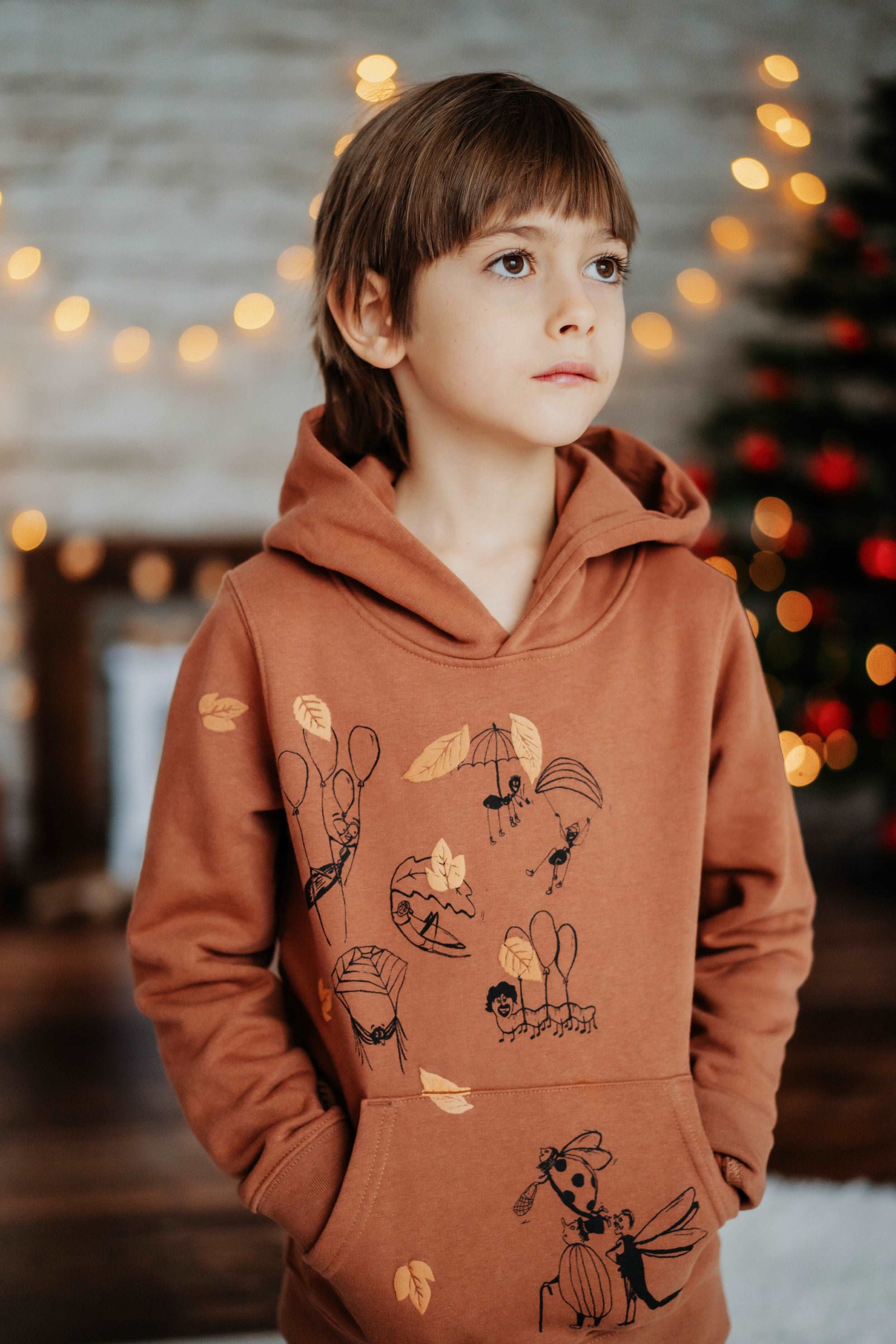 Fallschirmspringer– Zimt-Hoodie mit Frontillustration, Bio-Baumwolle