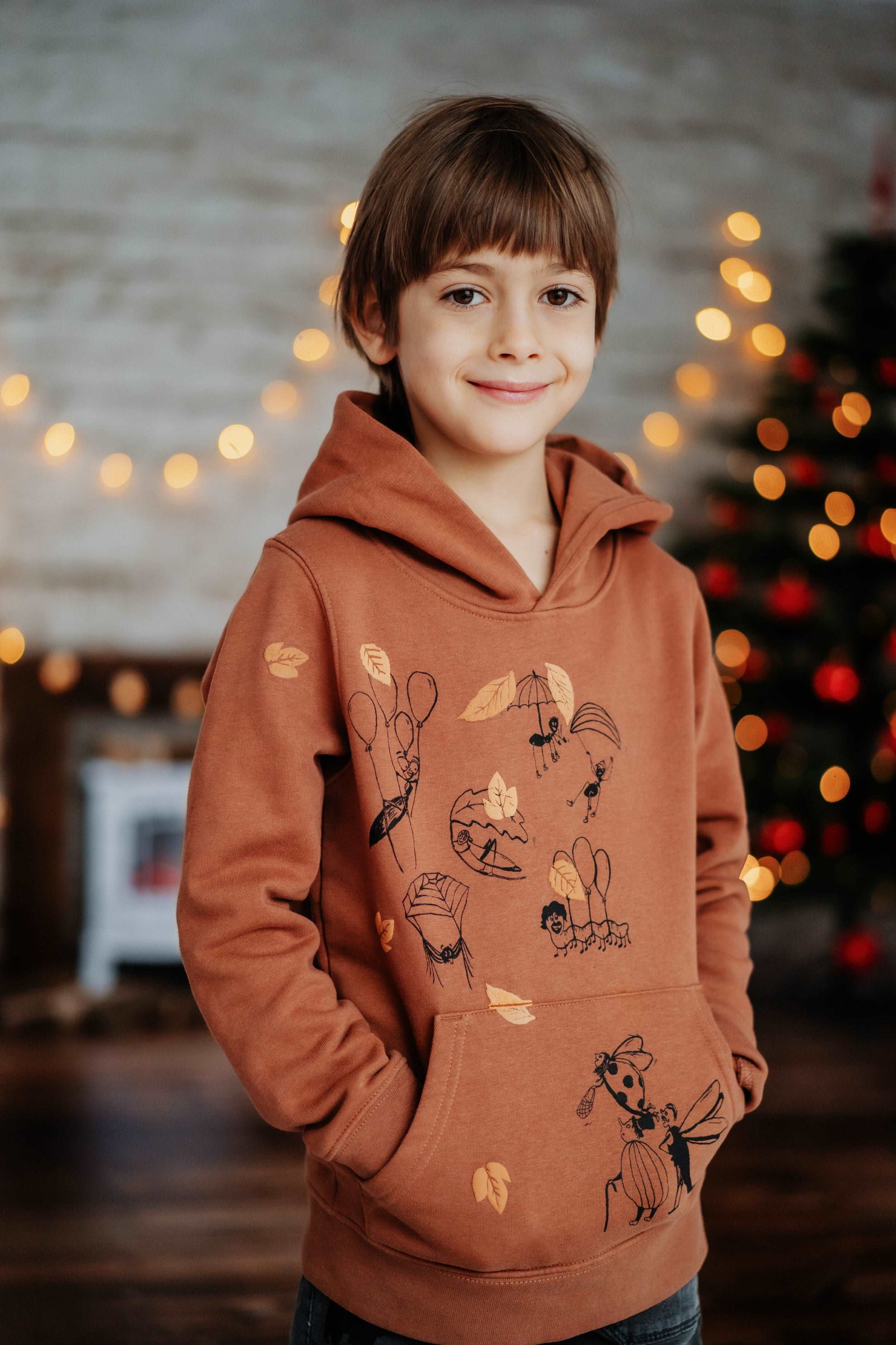 Fallschirmspringer– Zimt-Hoodie mit Frontillustration, Bio-Baumwolle