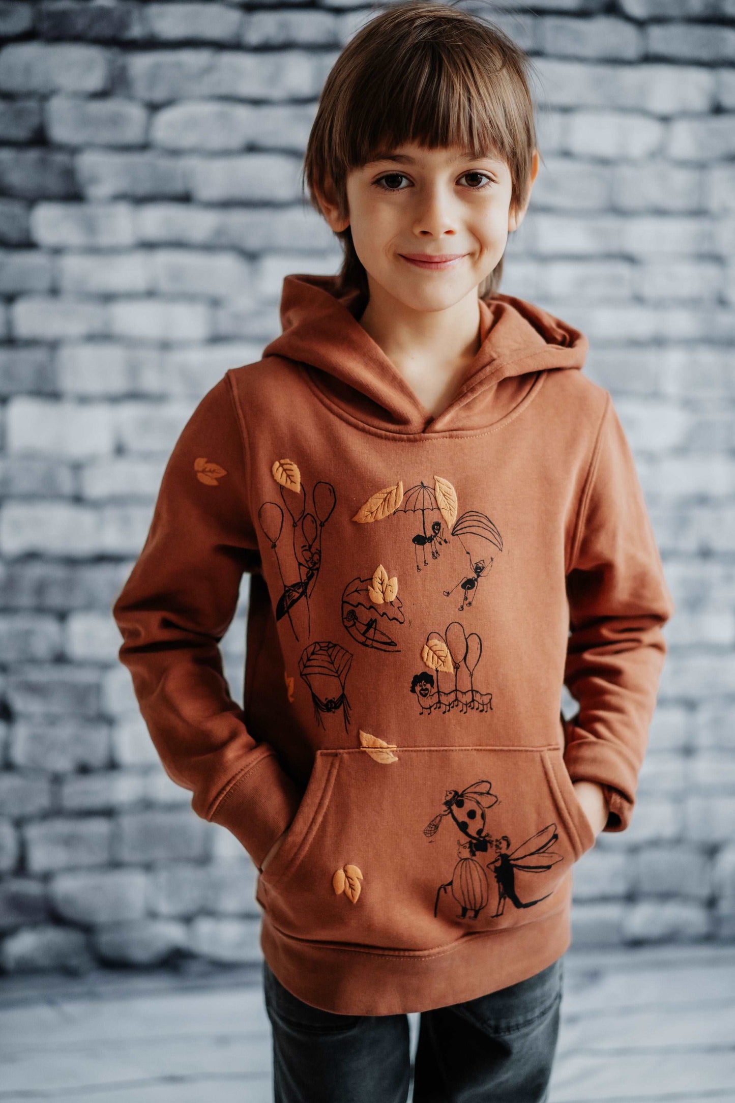 Fallschirmspringer– Zimt-Hoodie mit Frontillustration, Bio-Baumwolle