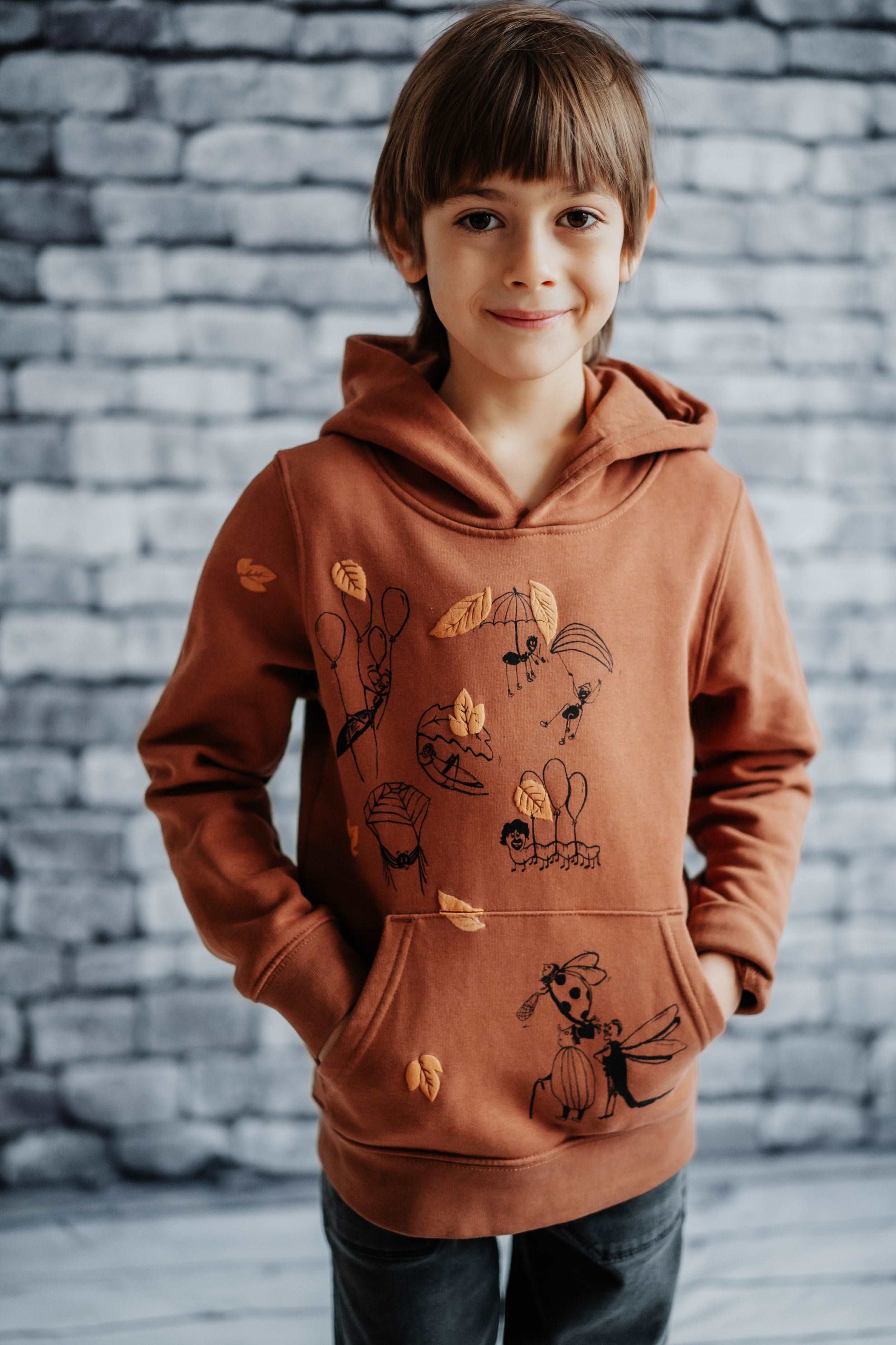 Fallschirmspringer– Zimt-Hoodie mit Frontillustration, Bio-Baumwolle