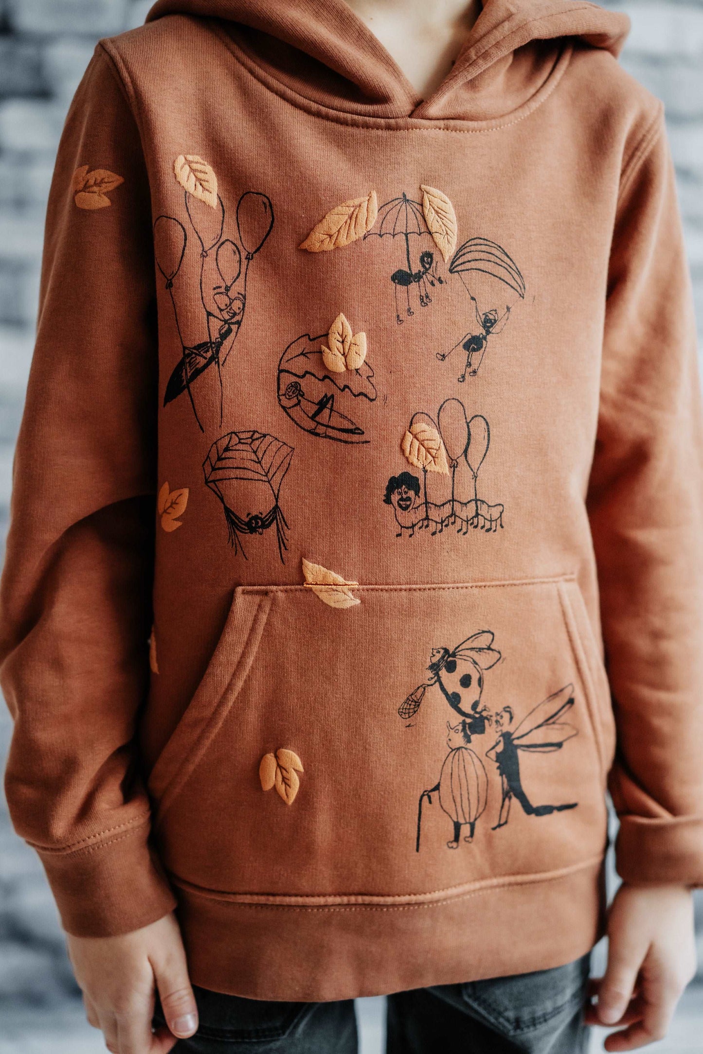 Fallschirmspringer– Zimt-Hoodie mit Frontillustration, Bio-Baumwolle