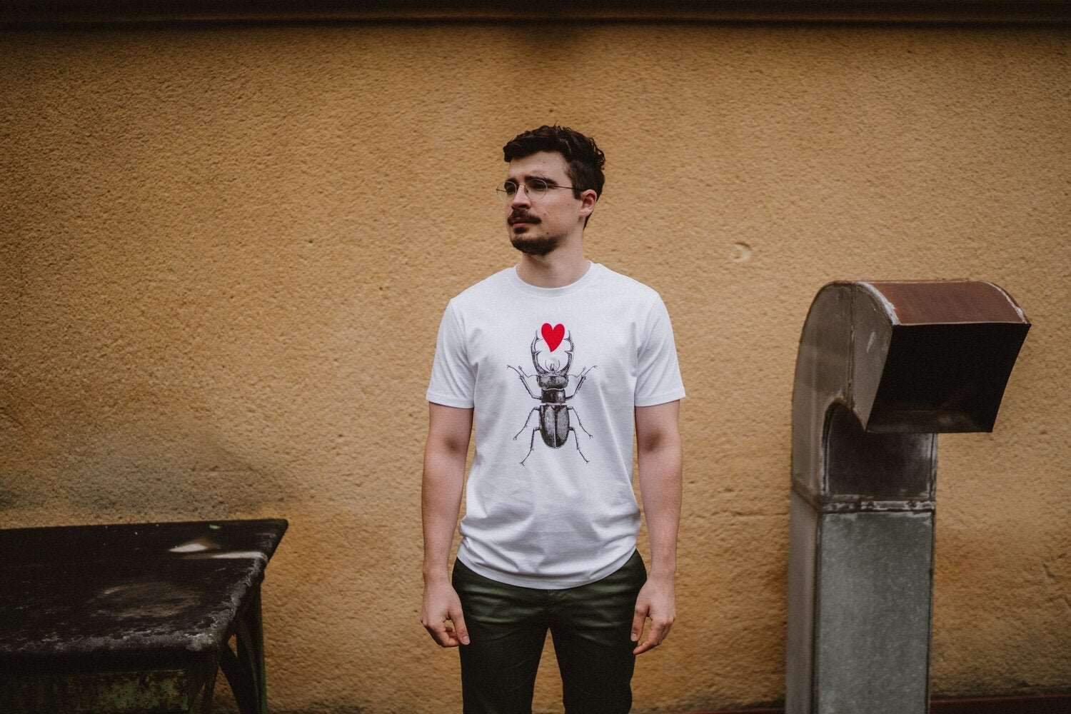 Weißes Hirschkäfer-T-Shirt für Herren mit rotem Herzen oder roter Krone, 180 Baumwolle