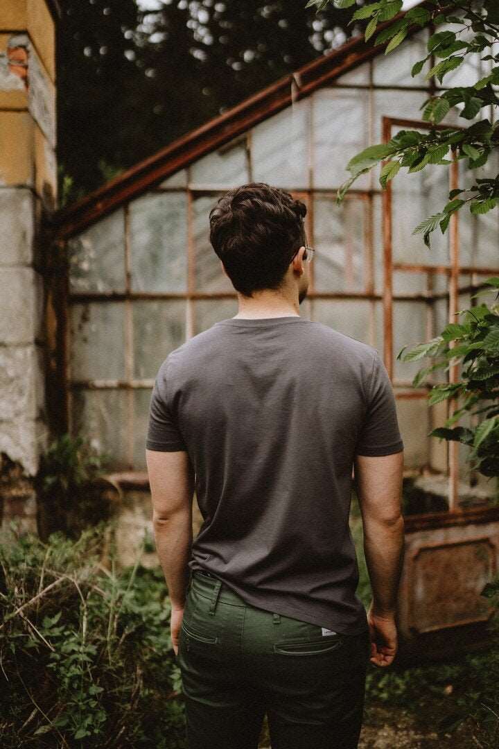 Graues Herren T-Shirt mit grünem Hirschkäfer der eine schwarze Krone hält