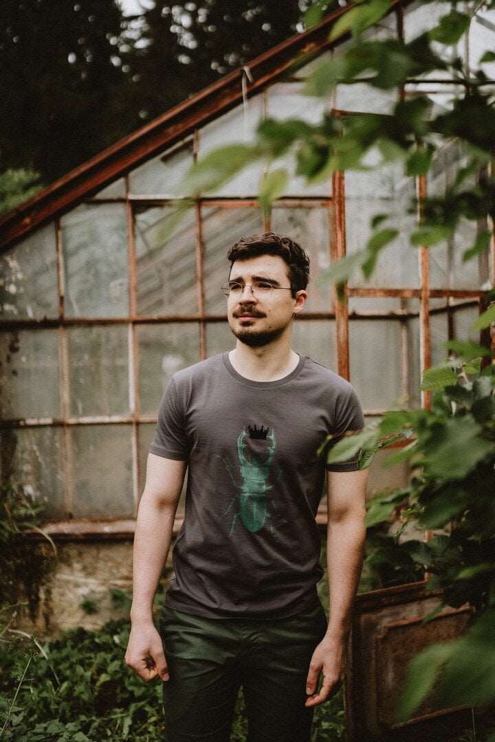 Graues Herren T-Shirt mit grünem Hirschkäfer der eine schwarze Krone hält