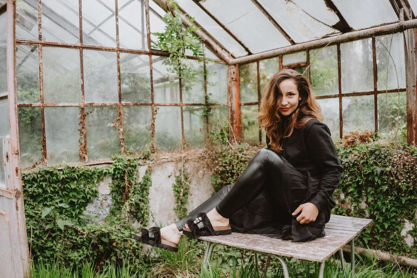 Schwarzes Hoodie-Kleid für Damen mit glänzendem Silberkäfer und rosa Plüschkrone auf dem Rücken 180g