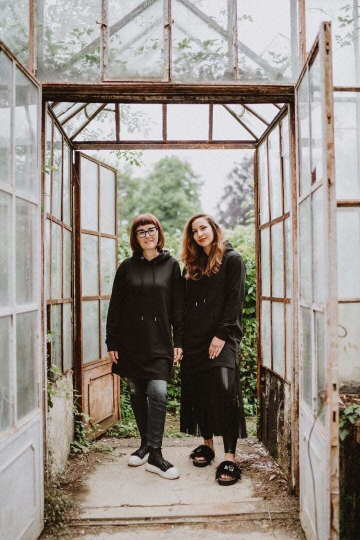 Schwarzes Hoodie-Kleid für Damen mit glänzendem Silberkäfer und rosa Plüschkrone auf dem Rücken 180g