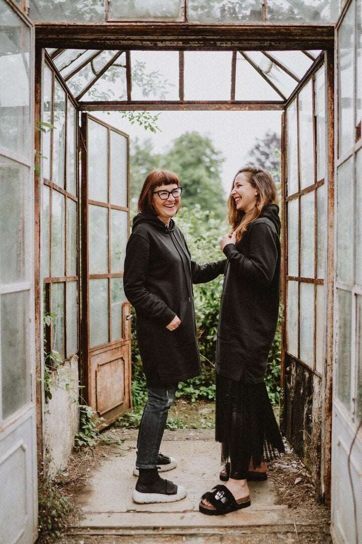 Schwarzes Hoodie-Kleid für Damen mit glänzendem Silberkäfer und rosa Plüschkrone auf dem Rücken 180g