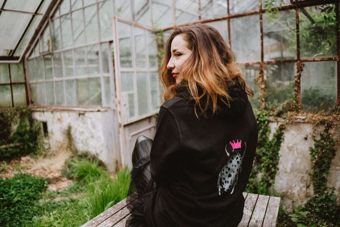 Schwarzes Hoodie-Kleid für Damen mit glänzendem Silberkäfer und rosa Plüschkrone auf dem Rücken 180g