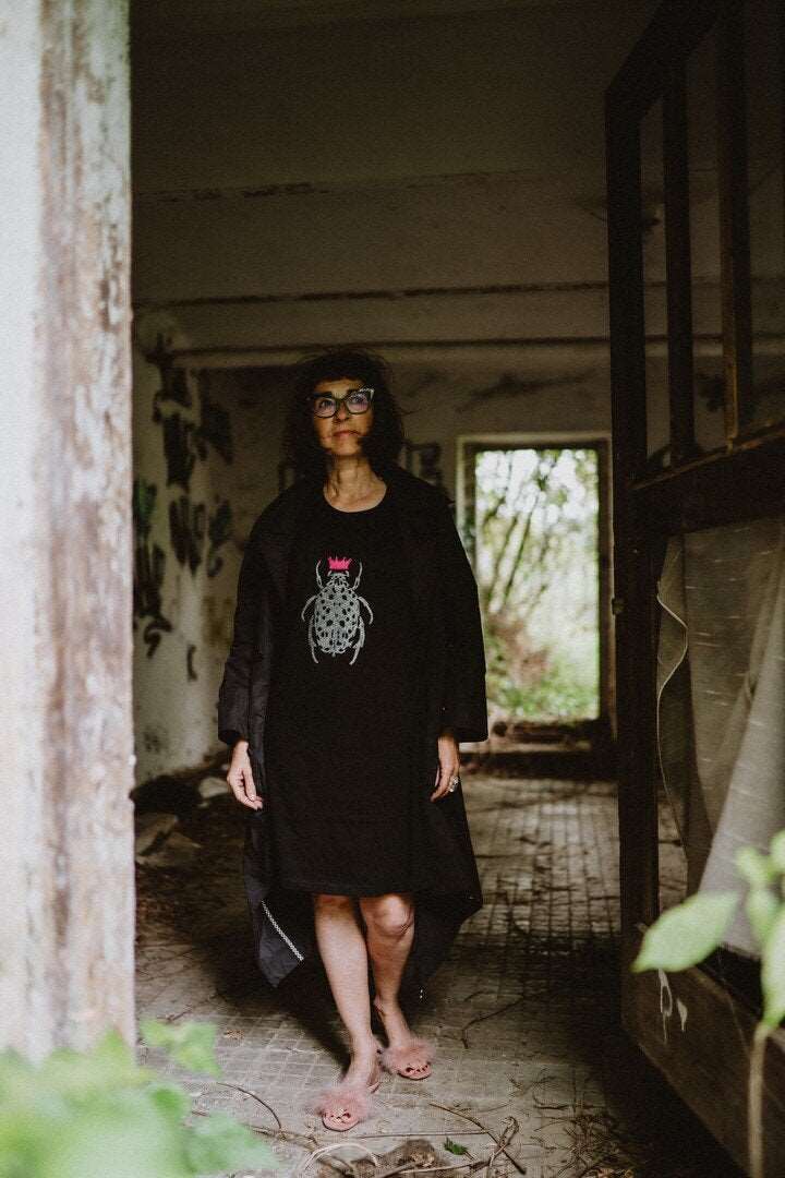 Schwarzes T-Shirt-Kleid Gländzender Käfer mit rosa Krone – Kurzarm, 180g Baumwolle
