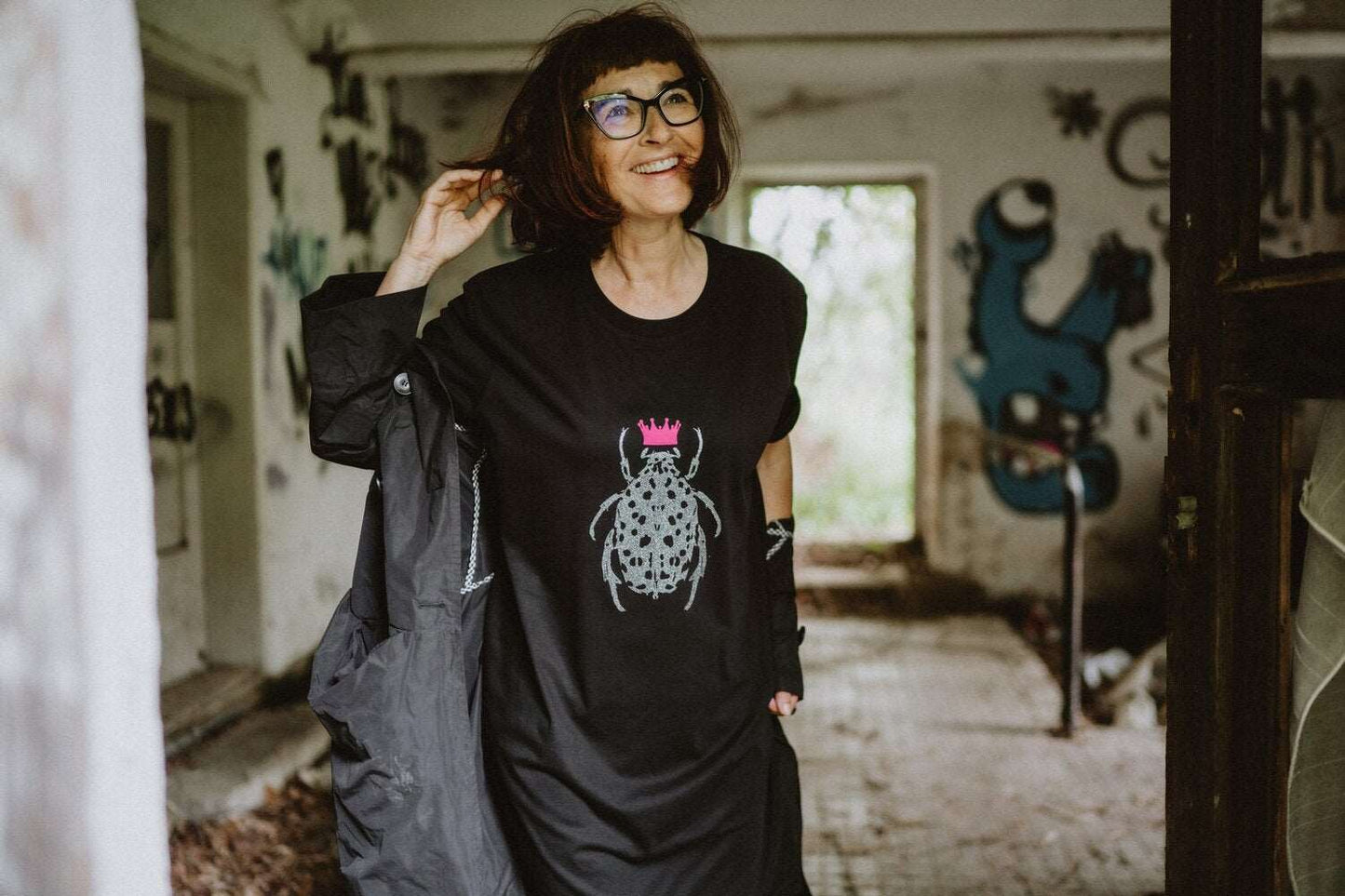 Schwarzes T-Shirt-Kleid Gländzender Käfer mit rosa Krone – Kurzarm, 180g Baumwolle