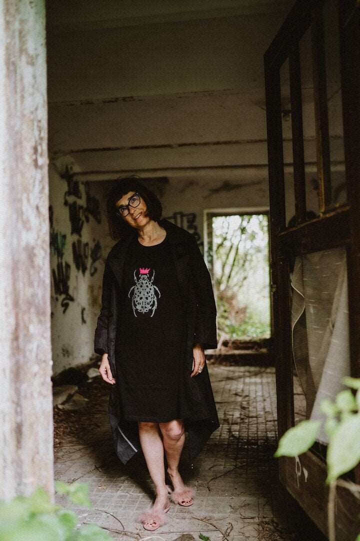 Schwarzes T-Shirt-Kleid Gländzender Käfer mit rosa Krone – Kurzarm, 180g Baumwolle