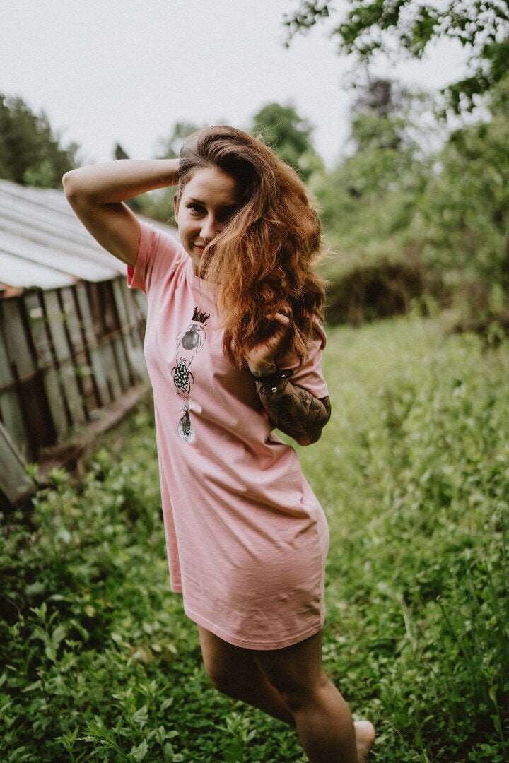 Damen T-Shirt-Kleid Drei Käfer mit schwarzer Krone – Kurzarm, 180g Baumwolle