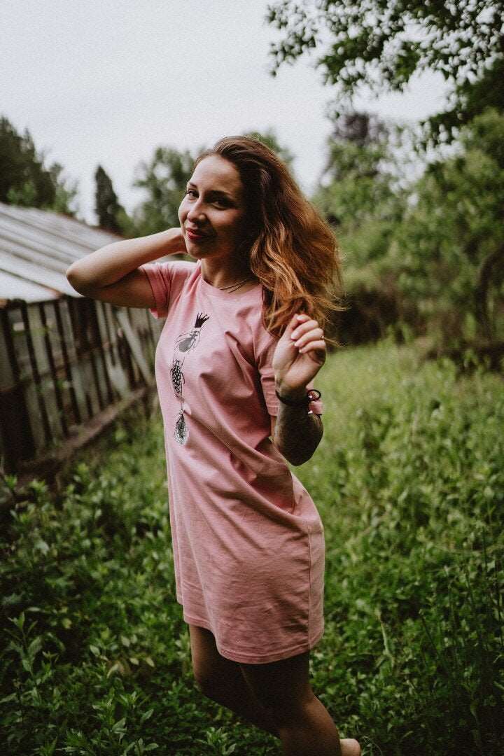 Damen T-Shirt-Kleid Drei Käfer mit schwarzer Krone – Kurzarm, 180g Baumwolle