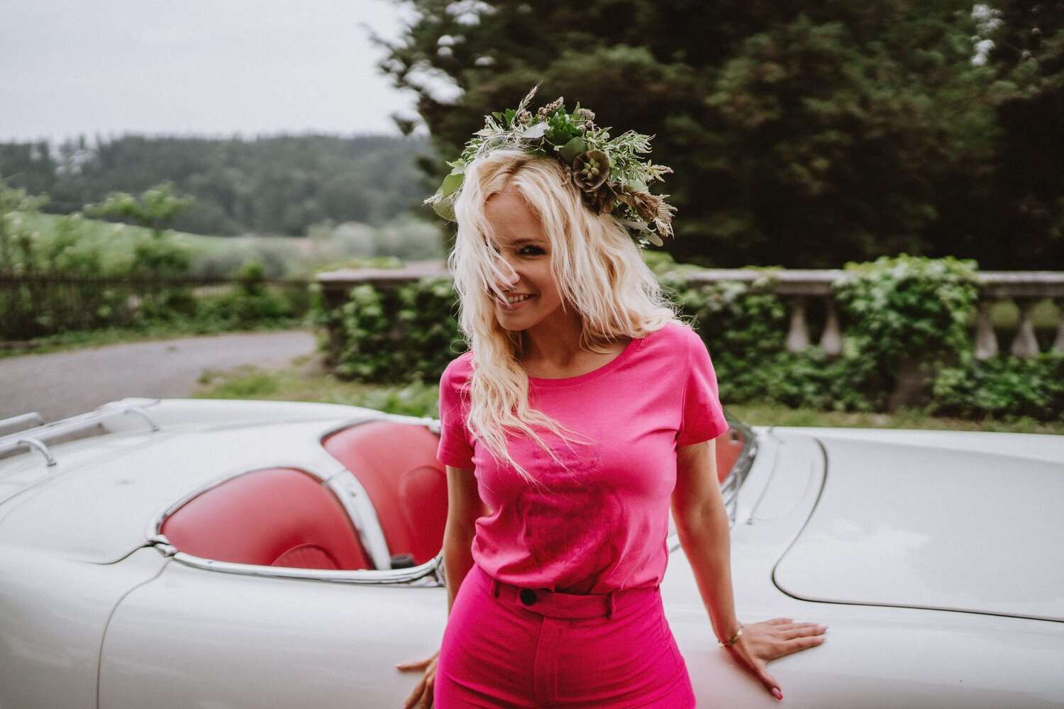 Damen Pinkes T-Shirt mit gländzendem Rosa Käfer auf der Vorderseite, Damenmodell, 120g Baumwolle