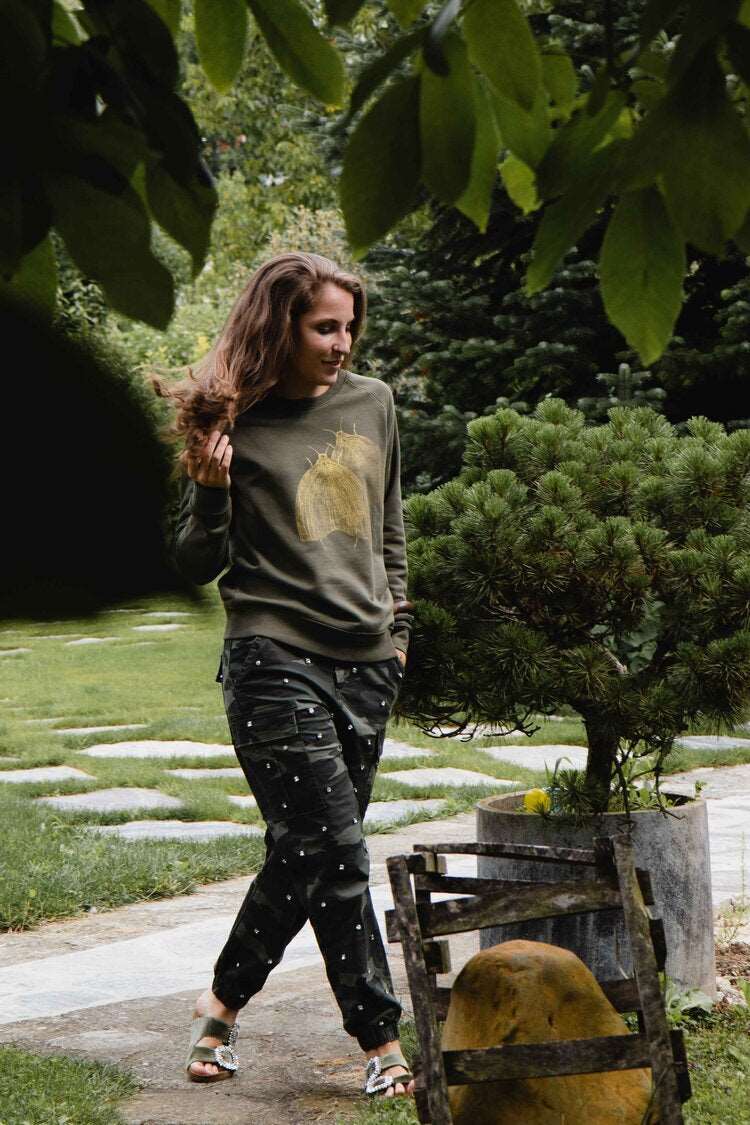 Olivgrüner Pullover, Motte in goldener Farbe, 180g Bio-Baumwolle