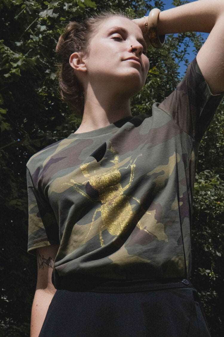Goldener Skarabäus mit schwarzem Plüschherz auf militärischem Hintergrund / UNISEX / 180g Bio-Baumwolle