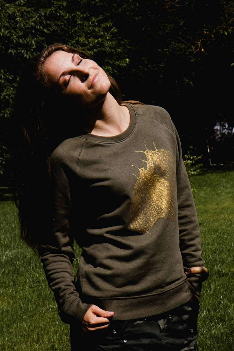 Olivgrüner Pullover, Motte in goldener Farbe, 180g Bio-Baumwolle