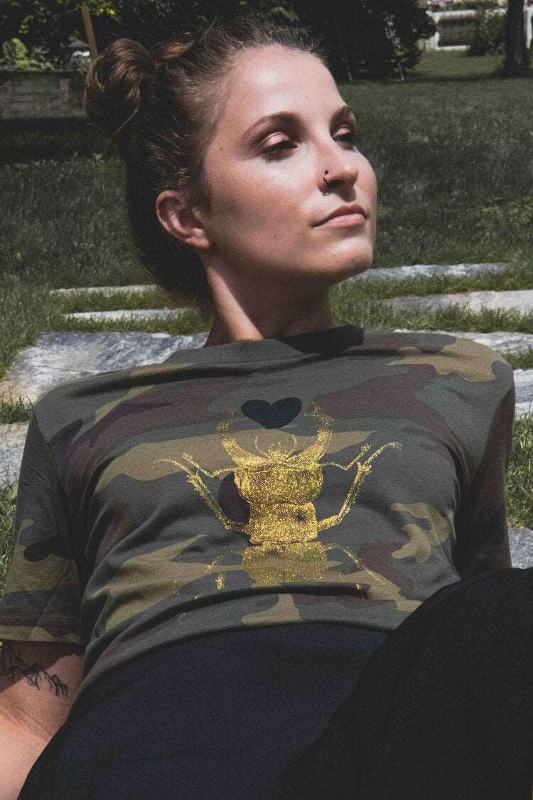 Goldener Skarabäus mit schwarzem Plüschherz auf militärischem Hintergrund / UNISEX / 180g Bio-Baumwolle