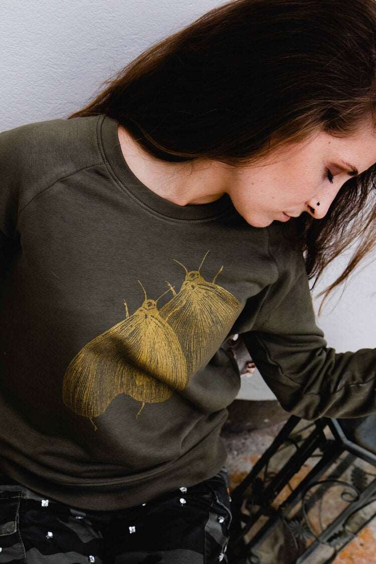 Olivgrüner Pullover, Motte in goldener Farbe, 180g Bio-Baumwolle