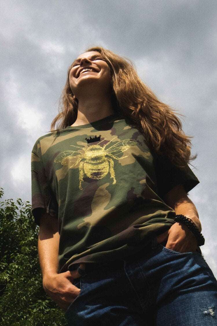 Goldene Biene auf einem millitärischen Muster, 180 g Baumwolle/ Unisex-Modell