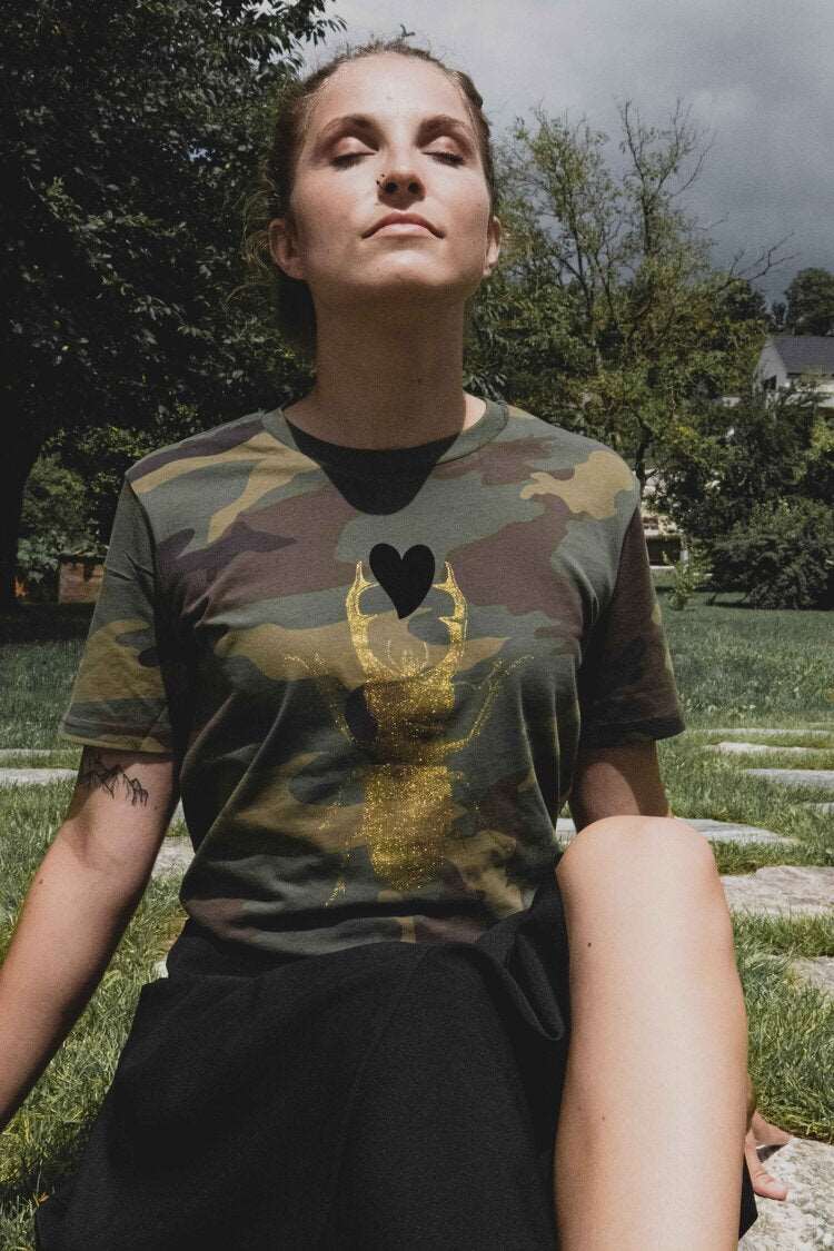 Goldener Skarabäus mit schwarzem Plüschherz auf militärischem Hintergrund / UNISEX / 180g Bio-Baumwolle