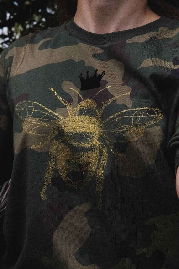 Goldene Biene auf einem millitärischen Muster, 180 g Baumwolle/ Unisex-Modell