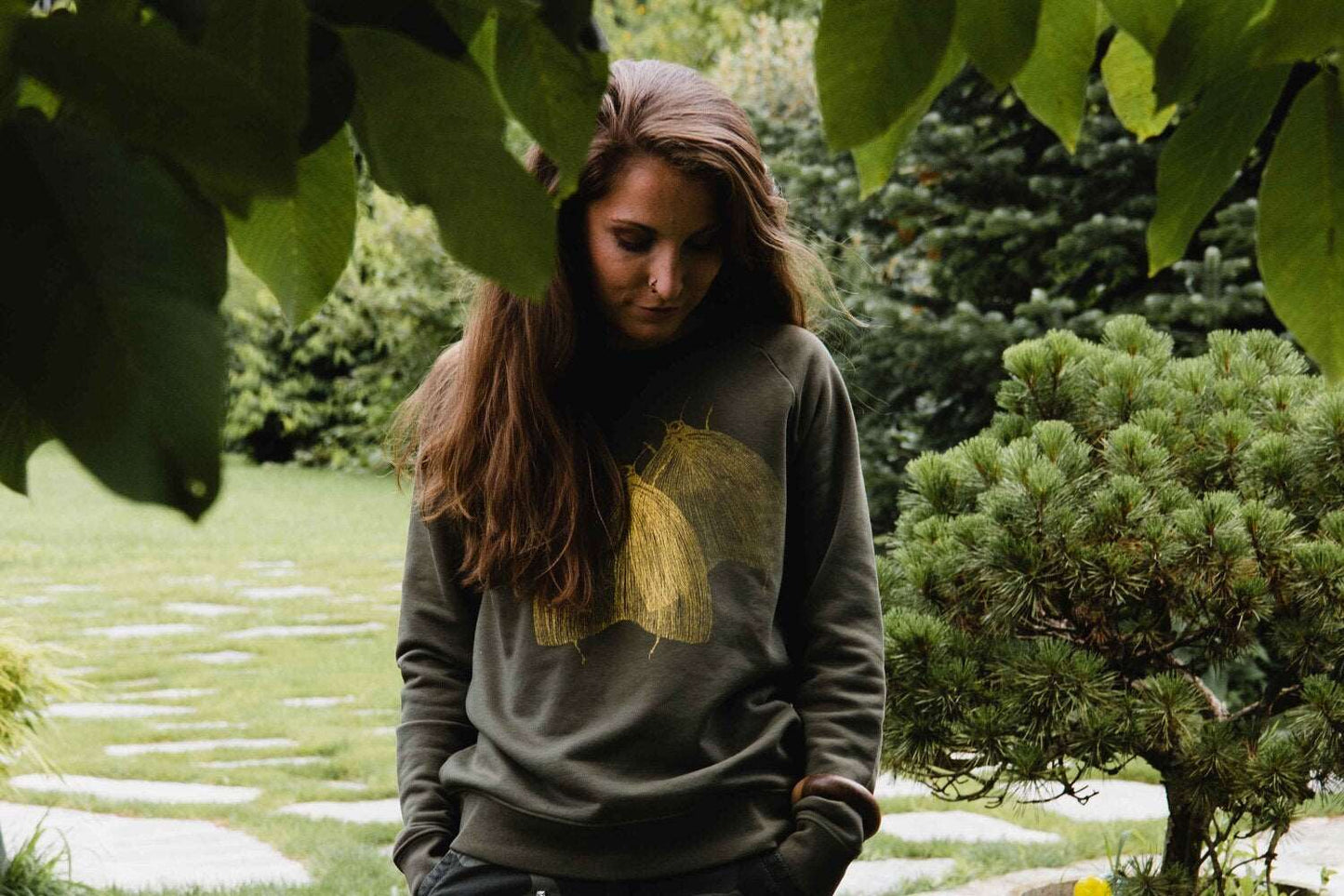 Olivgrüner Pullover, Motte in goldener Farbe, 180g Bio-Baumwolle
