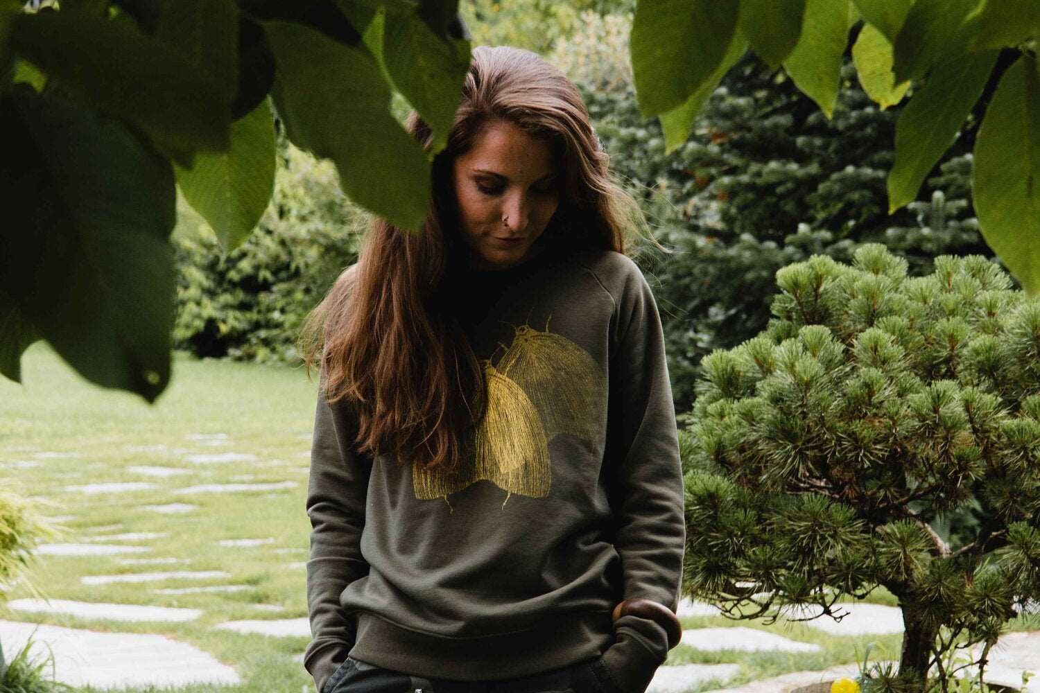 Olivgrüner Pullover, Motte in goldener Farbe, 180g Bio-Baumwolle