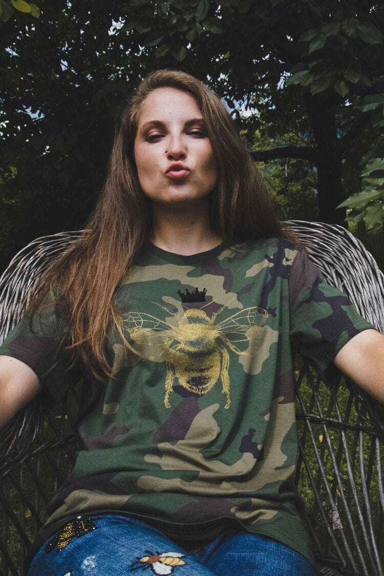 Goldene Biene auf einem millitärischen Muster, 180 g Baumwolle/ Unisex-Modell